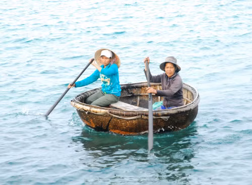 Những người đàn bà trên sóng dữ biển khơi