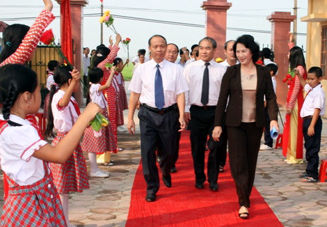 Cùng ngày, Phó Chủ tịch Quốc hội Nguyễn Thị Kim Ngân cùng Thứ trưởng Bộ GD-ĐT Nguyễn Vinh Hiển đến cùng dự và chia vui với thầy và trò Trường Tiểu học Tân Kỳ, (huyện Tứ Kỳ- tỉnh Hải Dương) trong Lễ khai giảng. Ảnh, gdtd.vn