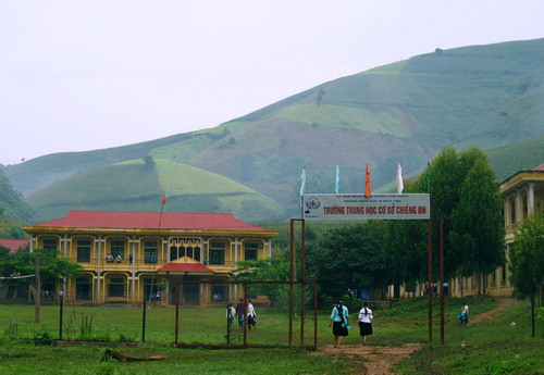 Ngôi trường mới được xây dựng khang trang nhưng lại thiếu nhà bán trú.