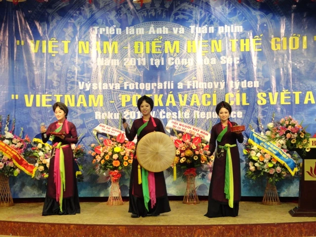 Triển lãm ảnh và tuần phim &quot;Việt Nam – điểm hẹn thế giới&quot; năm 2011 tại Công hòa Séc