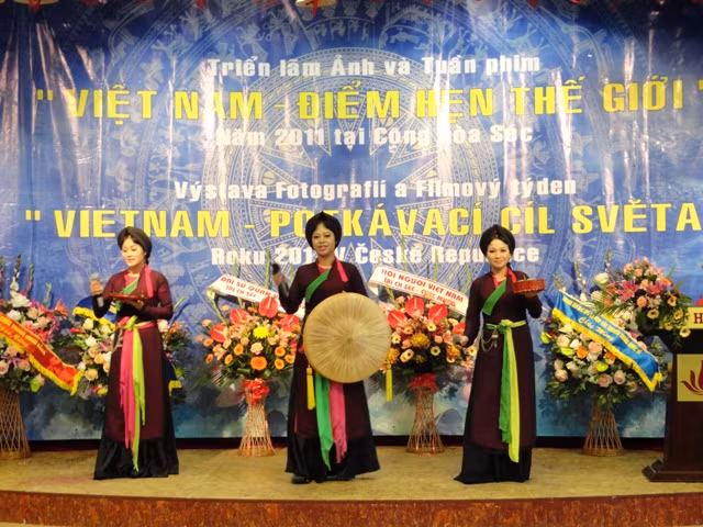 Triển lãm ảnh và tuần phim "Việt Nam – điểm hẹn thế giới" năm 2011 tại Công hòa Séc