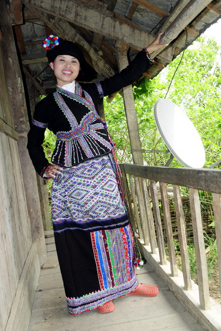 Thiếu nữ Lào rất tự hào với vẻ đẹp của bộ áo váy đặc sắc