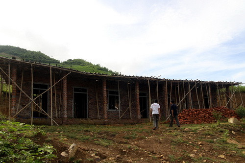 Khu lớp học được nhà thầu xây dựng dở rồi bỏ đấy cho cỏ mọc...