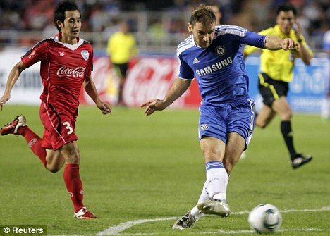 Ivanovic châm ngòi cho "đại chiến" với M.U