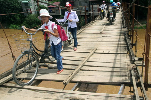 Mỗi ngày, có rất nhiều học sinh phải đi học qua chiếc cầu treo này. 