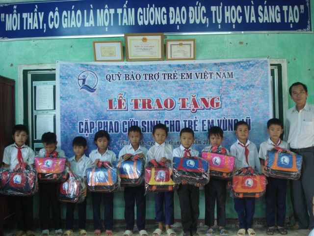Lãnh đạo phòng lao động thương binh & xã hội, cán bộ phòng giáo dục huyện Tuy Phước trao tặng cặp phao cứu sinh cho các em trường tiểu học số 2 Phước Sơn chiều 28.9