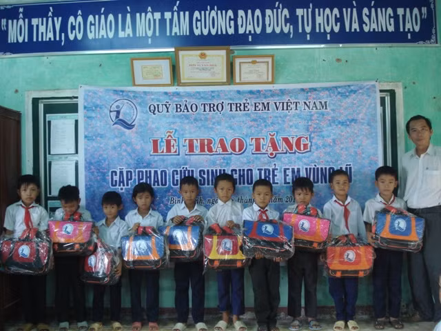 Tặng cặp phao cứu sinh cho học sinh vùng lũ ảnh 1 Lãnh đạo phòng lao động thương binh & xã hội, cán bộ phòng giáo dục huyện Tuy Phước trao tặng cặp phao cứu sinh cho các em trường tiểu học số 2 Phước Sơn chiều 28.9