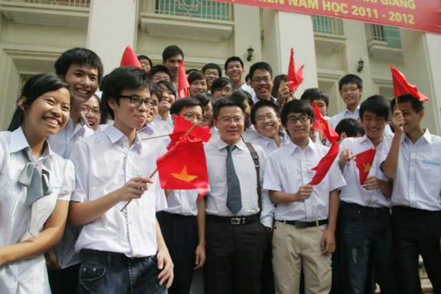 Thành tích của Trường THPT chuyên Khoa học tự nhiên là niềm tự hào cho đất nước ảnh 4 GS.TSKH Ngô Bảo Châu, học sinh cũ của trường trong vòng tay của các học sinh mới trong ngày khai giảng