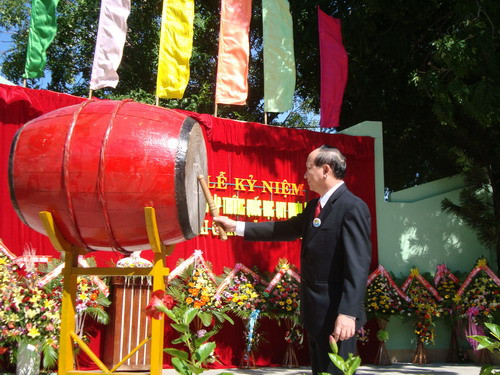 Chu tich UBND tinh Binh Dinh Le Huu Loc danh trong khai hoi 90 nam Truong Quoc hoc Quy Nhon va khai giang nam hoc moi