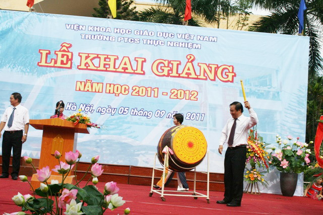 Thứ trưởng Trần Quang Quý đánh trống khai giảng