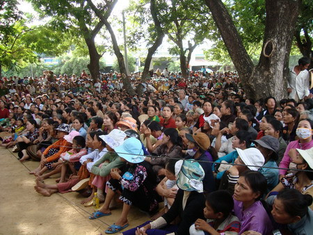 Hàng ngàn người dân đã đến theo dõi phiên tòa