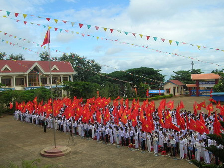 : học sinh trong ngày khai giảng tại trường THPT Trần Hưng Đạo (Đắk Mil)