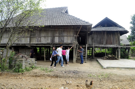 Du khách tham quan ngôi nhà sàn truyền thống của người Lào