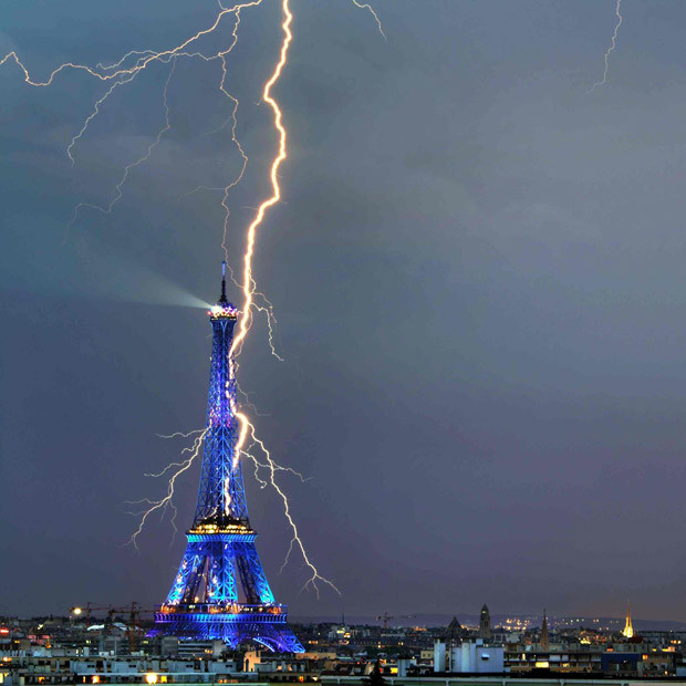 Những hình ảnh ấn tượng trong tuần ảnh 7 A lightning bolt appears to strike the Eiffel Tower in Paris