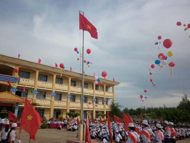 Thầy và trò trường THCS Lý Thường Kiệt đánh trống và thả bong bóng khai giảng năm học mới