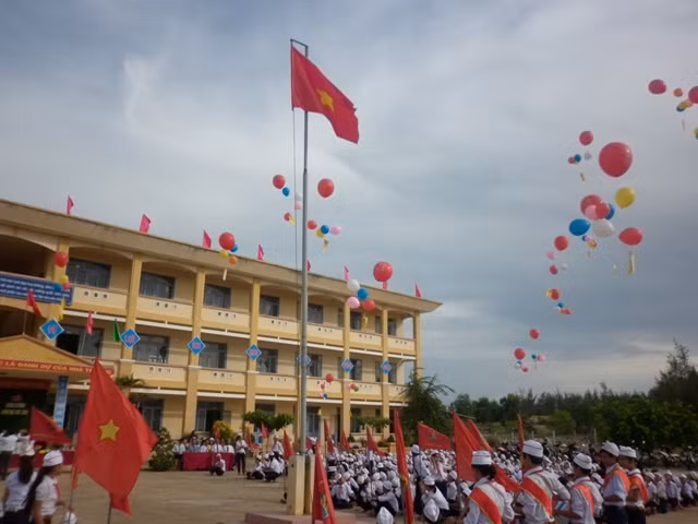 Thầy và trò trường THCS Lý Thường Kiệt đánh trống và thả bong bóng khai giảng năm học mới