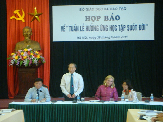 Tuần lễ Hưởng ứng học tập suốt đời từ ngày 2 - 8/10 ảnh 2 Thứ trưởng Nguyễn Vinh Hiển phát biểu tại buổi họp báo