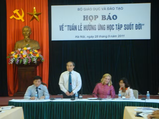 Tuần lễ Hưởng ứng học tập suốt đời từ ngày 2 - 8/10 ảnh 2 Thứ trưởng Nguyễn Vinh Hiển phát biểu tại buổi họp báo