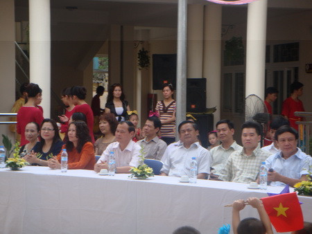 Các đại biểu, khách quý đến dự khai giảng