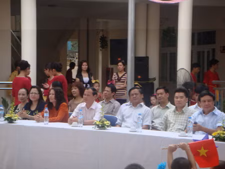 Các đại biểu, khách quý đến dự khai giảng