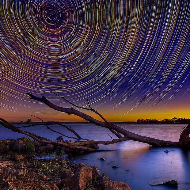 Những hình ảnh ấn tượng trong tuần ảnh 8 Photographer Lincoln Harrison spent up to 15 hours in Bendigo, Australia over the scenic Lake Eppalock shooting star trails. Captured using a long exposure lens, the trails are created as the Earth rotates, giving the impression of the stars moving across the sky