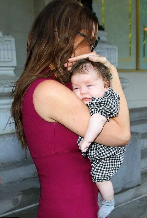 Cô công chúa nhỏ lim dim trong vòng tay yêu thương của mẹ