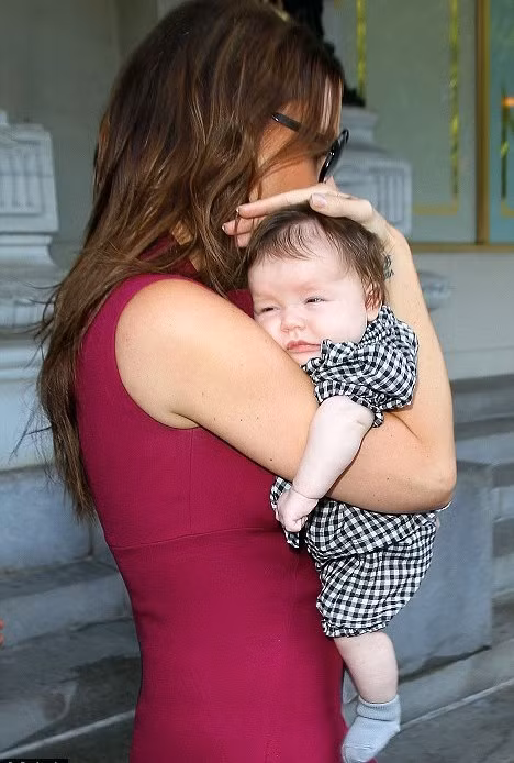 Victoria Beckham ôm công chúa nhỏ tới Tuần lễ thời trang New York ảnh 3 Cô công chúa nhỏ lim dim trong vòng tay yêu thương của mẹ