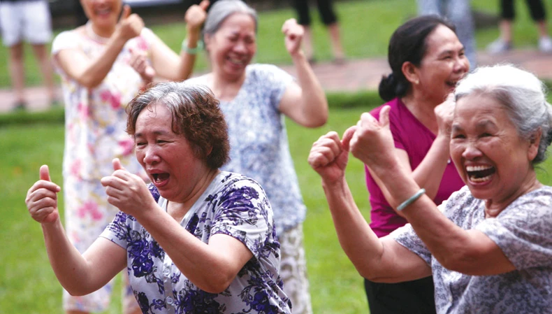 Telegraph: Người Việt Nam vui khỏe với Yoga cười (video)