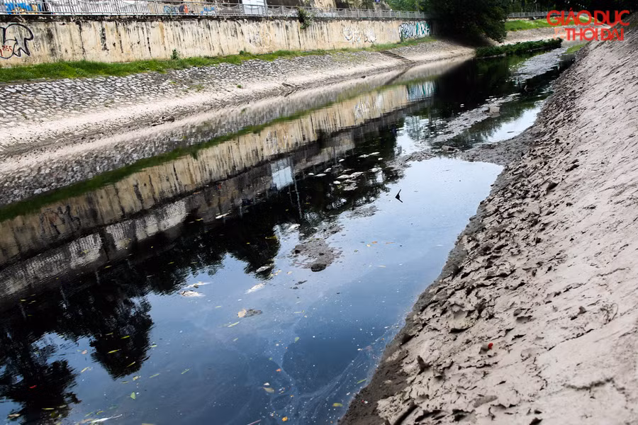 Chỉ sau 3 ngày, nước sông Tô Lịch lại trở lại với màu đen vốn có