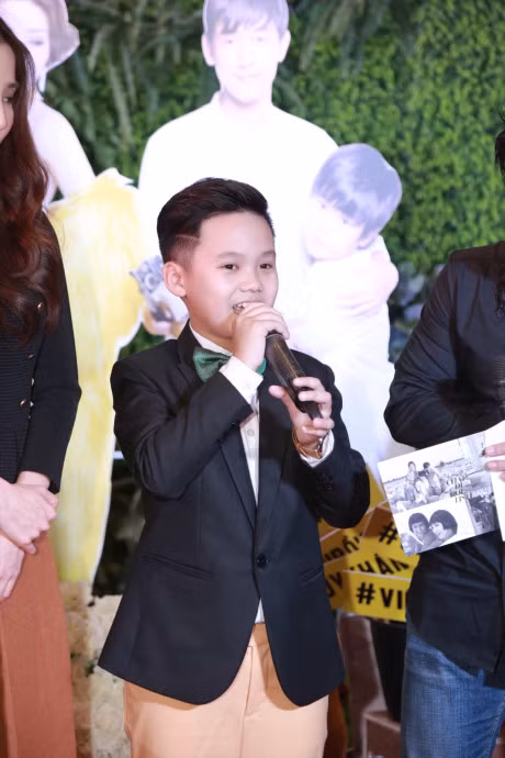 Hua Vy Van suot 24 ngay chi mac…mot bo quan ao! - Anh 10