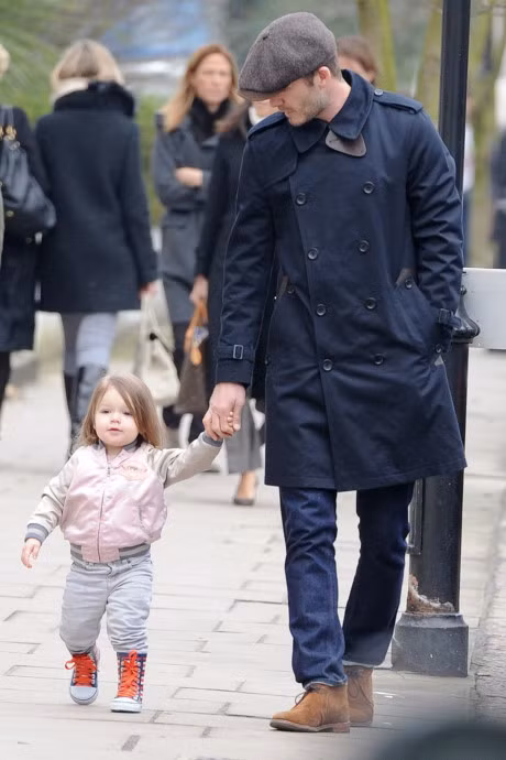 Ngam chum anh dang yeu cua be Harper Beckham trong vong tay bo me - Anh 10