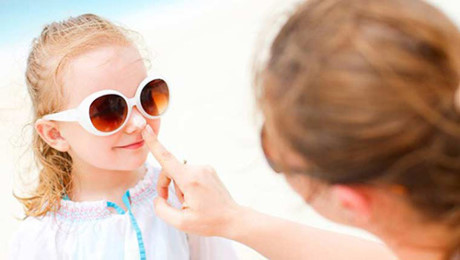 Cách chọn kính râm cho bé mà mẹ nên biết? - Ảnh 3 Cach chon kinh ram cho be ma me nen biet? - Anh 3