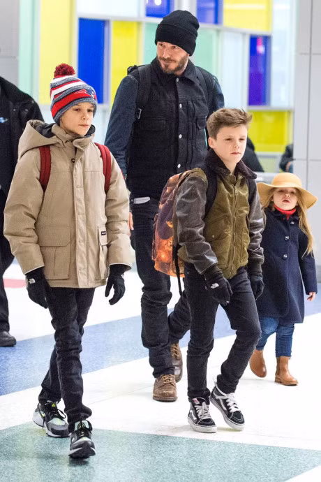 Ngam chum anh dang yeu cua be Harper Beckham trong vong tay bo me - Anh 6