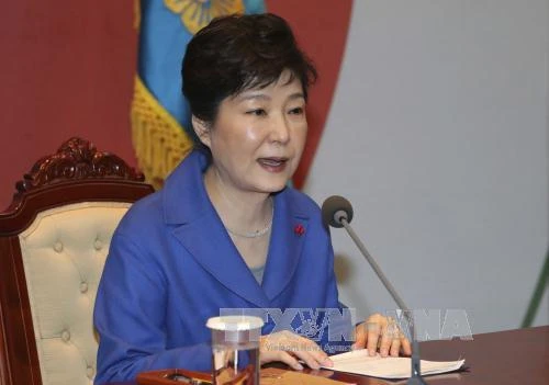 Tổng thống Hàn Quốc Park Geun-hye tại phiên họp nội các khẩn ở thủ đô Seoul ngày 9/12. Ảnh: AP/TTXVN