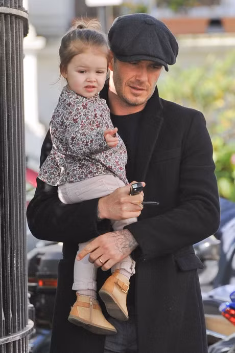 Ngam chum anh dang yeu cua be Harper Beckham trong vong tay bo me - Anh 9