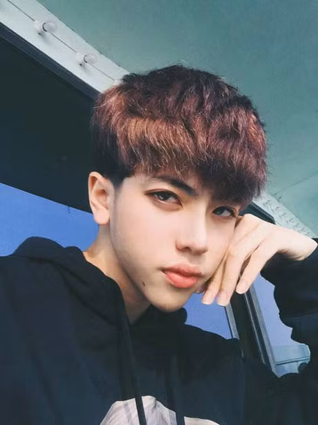 Chang trai Viet danh 45 phut trang diem moi ngay, di den dau cac co gai nhin theo den do - Anh 4