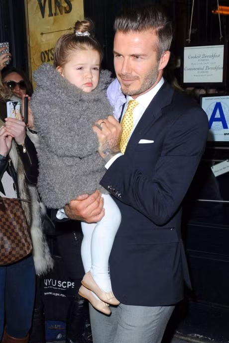 Ngam chum anh dang yeu cua be Harper Beckham trong vong tay bo me - Anh 8