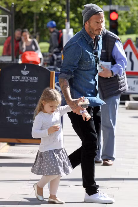 Ngam chum anh dang yeu cua be Harper Beckham trong vong tay bo me - Anh 3