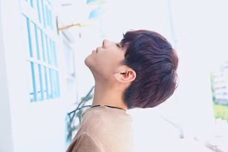 Chang trai Viet danh 45 phut trang diem moi ngay, di den dau cac co gai nhin theo den do - Anh 7