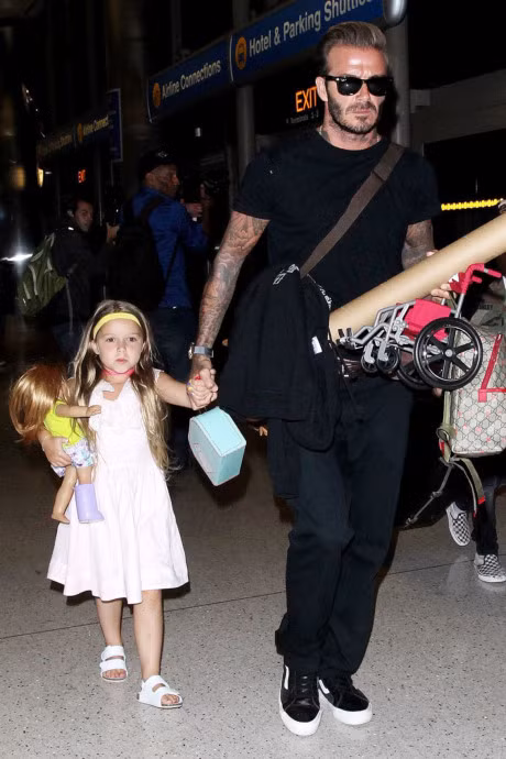 Ngam chum anh dang yeu cua be Harper Beckham trong vong tay bo me - Anh 1