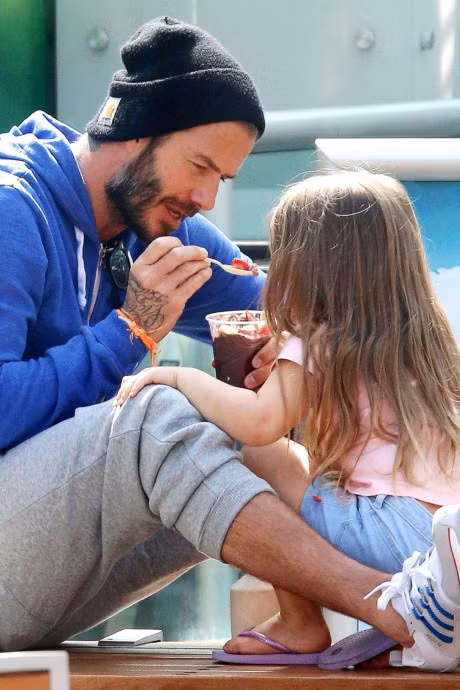 Ngam chum anh dang yeu cua be Harper Beckham trong vong tay bo me - Anh 4