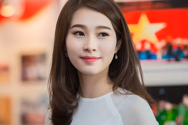 Hoa hậu Thu Thảo khoe vừa tốt nghiệp Đại học