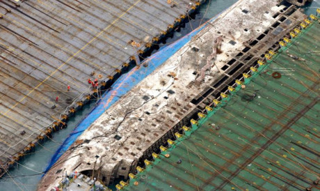 Cận cảnh quá trình trục vớt phà Sewol nặng gần 7.000 tấn lên mặt nước - Ảnh 3 Can canh qua trinh truc vot pha Sewol nang gan 7.000 tan len mat nuoc - Anh 3