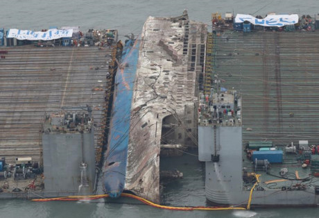 Cận cảnh quá trình trục vớt phà Sewol nặng gần 7.000 tấn lên mặt nước - Ảnh 8 Can canh qua trinh truc vot pha Sewol nang gan 7.000 tan len mat nuoc - Anh 8