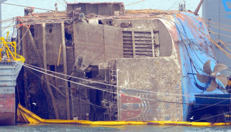 Cận cảnh quá trình trục vớt phà Sewol nặng gần 7.000 tấn lên mặt nước - Ảnh 10 Can canh qua trinh truc vot pha Sewol nang gan 7.000 tan len mat nuoc - Anh 10