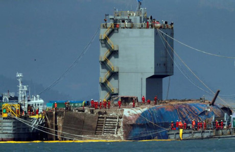 Cận cảnh quá trình trục vớt phà Sewol nặng gần 7.000 tấn lên mặt nước - Ảnh 7 Can canh qua trinh truc vot pha Sewol nang gan 7.000 tan len mat nuoc - Anh 7