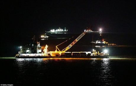 Cận cảnh quá trình trục vớt phà Sewol nặng gần 7.000 tấn lên mặt nước - Ảnh 1 Can canh qua trinh truc vot pha Sewol nang gan 7.000 tan len mat nuoc - Anh 1