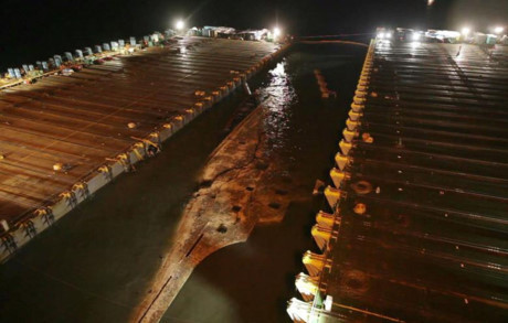 Cận cảnh quá trình trục vớt phà Sewol nặng gần 7.000 tấn lên mặt nước - Ảnh 2 Can canh qua trinh truc vot pha Sewol nang gan 7.000 tan len mat nuoc - Anh 2