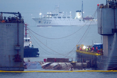 Cận cảnh quá trình trục vớt phà Sewol nặng gần 7.000 tấn lên mặt nước - Ảnh 5 Can canh qua trinh truc vot pha Sewol nang gan 7.000 tan len mat nuoc - Anh 5