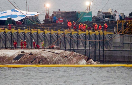 Cận cảnh quá trình trục vớt phà Sewol nặng gần 7.000 tấn lên mặt nước - Ảnh 6 Can canh qua trinh truc vot pha Sewol nang gan 7.000 tan len mat nuoc - Anh 6
